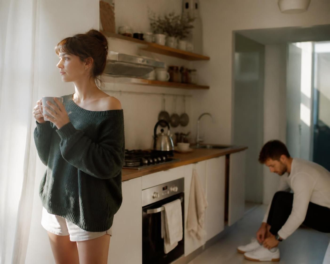 découvrez ce qu'est l'attachement évitant et comment il influence la distance affective dans le couple. comprenez les mécanismes pour améliorer vos relations amoureuses.