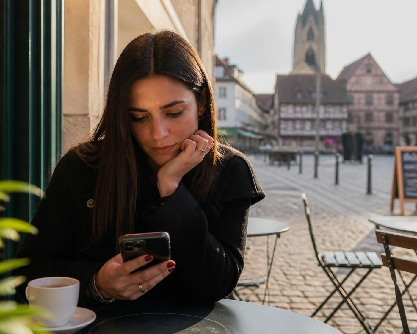 découvrez comment reconnaître les signes qu'un ex est encore amoureux et apprenez à distinguer entre véritables indices et projections personnelles pour mieux comprendre son comportement.