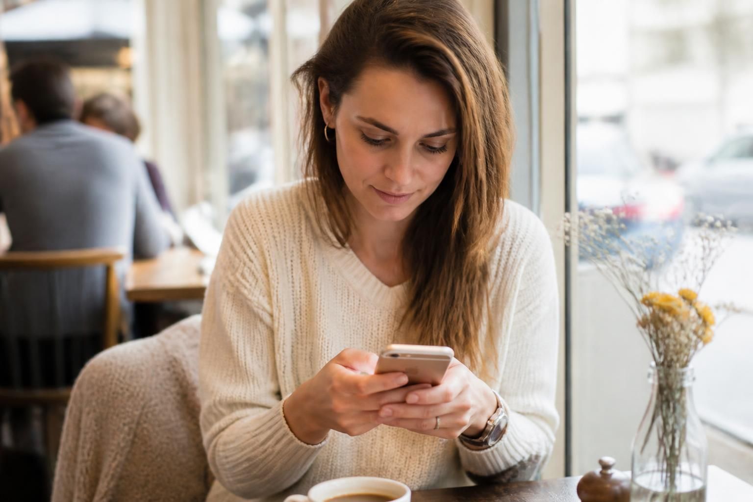 découvrez comment interpréter les signes d'intérêt sans vous emballer avec notre guide 'je me fais des films ou je lui plais'. apprenez à décoder les comportements pour mieux comprendre ses intentions.